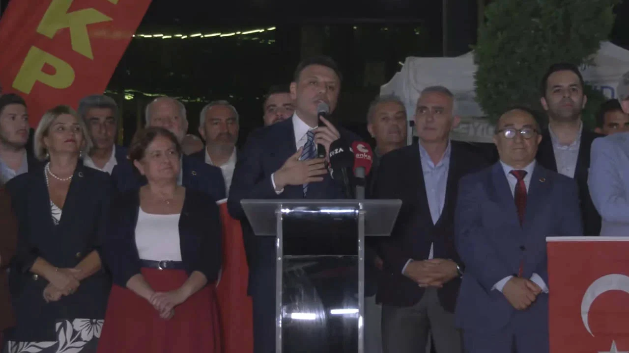 Özgür Çelik Üsküdar'dan açıkladı: 'AK Parti'ye geçen 4 meclis üyesi il dışına çıkarıldı'