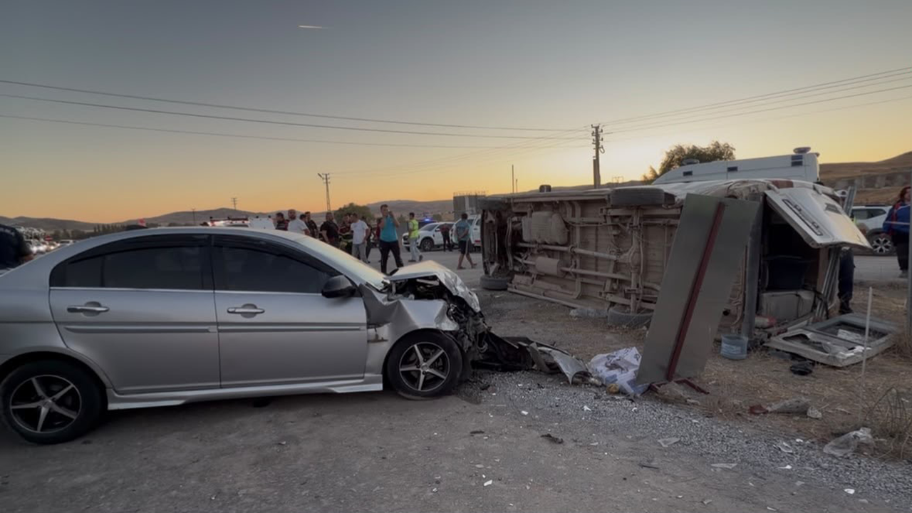 Kırıkkale’de işçi servisi ile otomobil çarpıştı: 14 yaralı