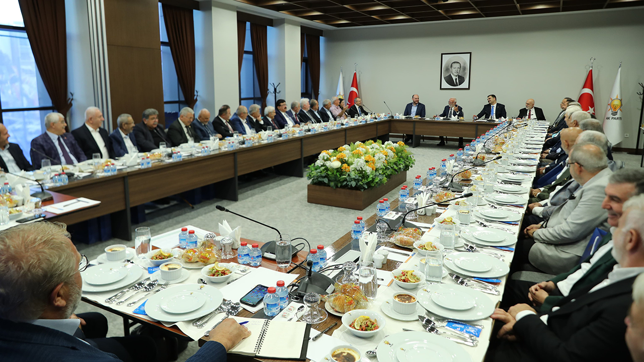 AK Parti, eski milletvekilleriyle toplantı yaptı