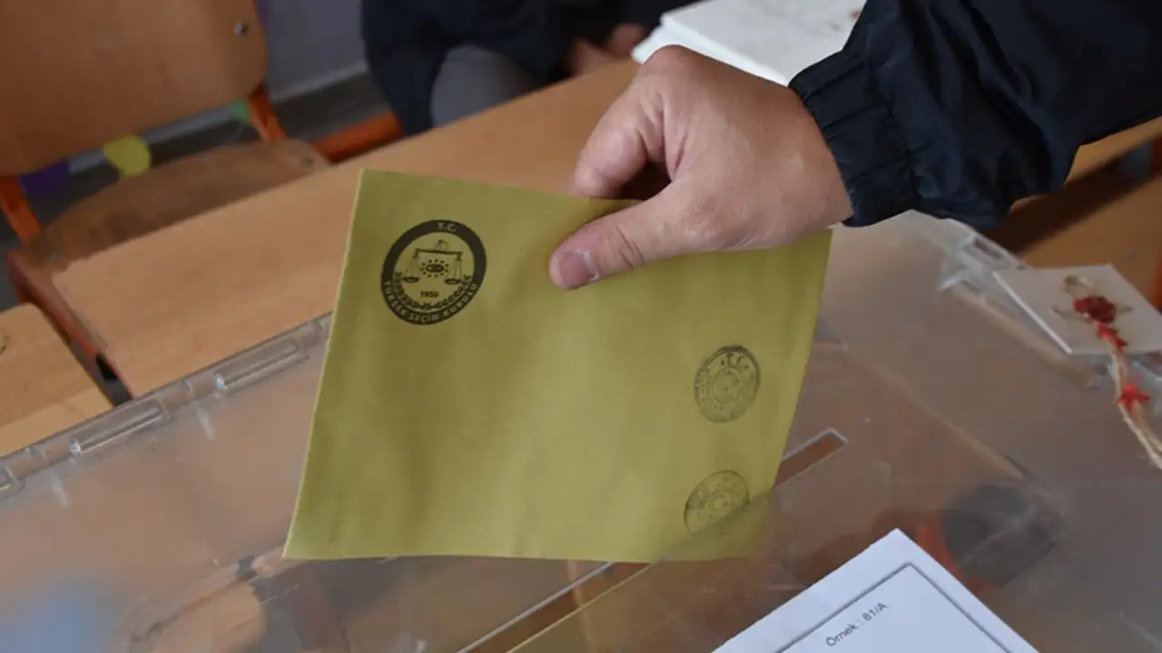Adana anketi: Birinci parti değişiyor, AK Parti'de '6,6' puanlık kayıp