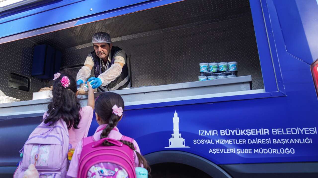 İzmir’de 1800 öğrenciye her gün beslenme paketi