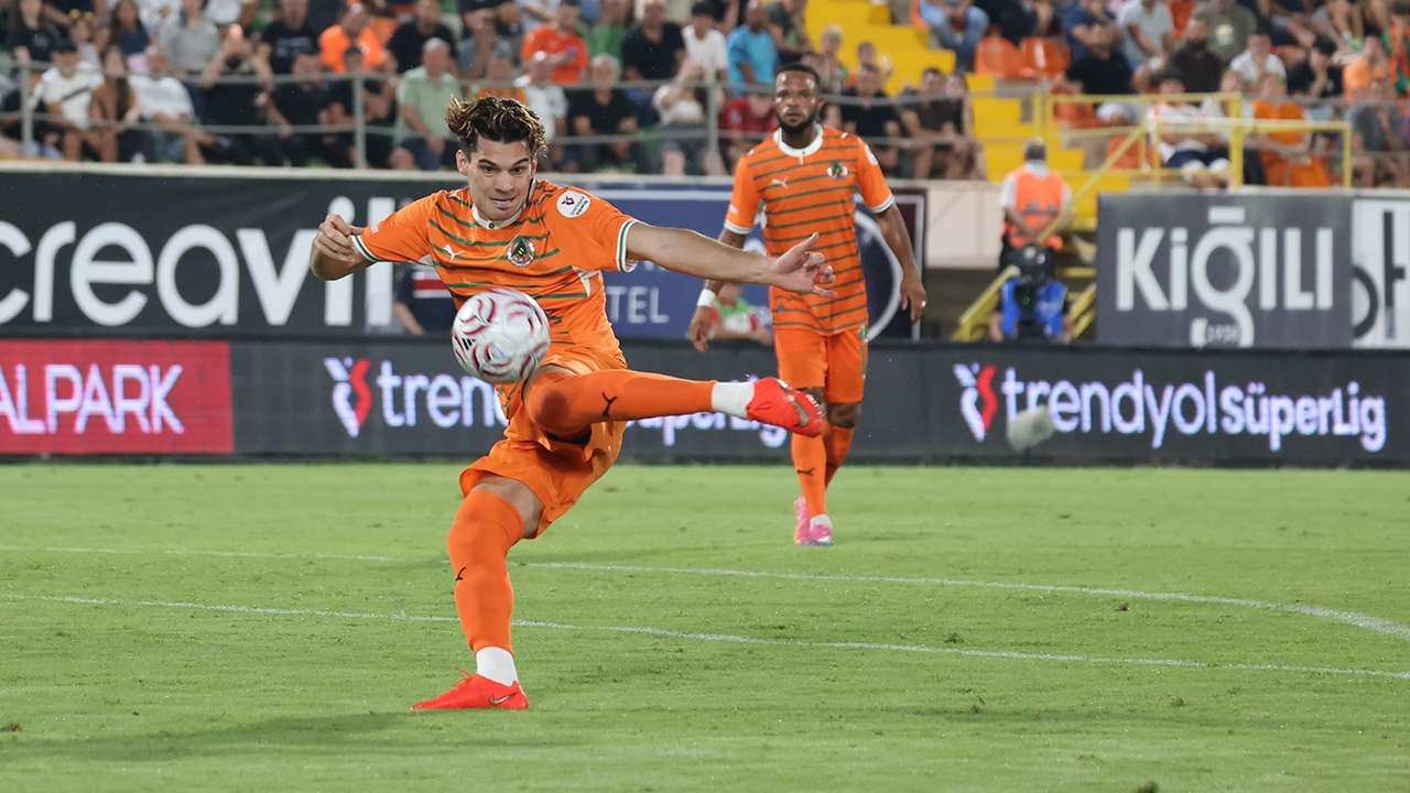 Göztepe kaçtı, Alanyaspor kovaladı