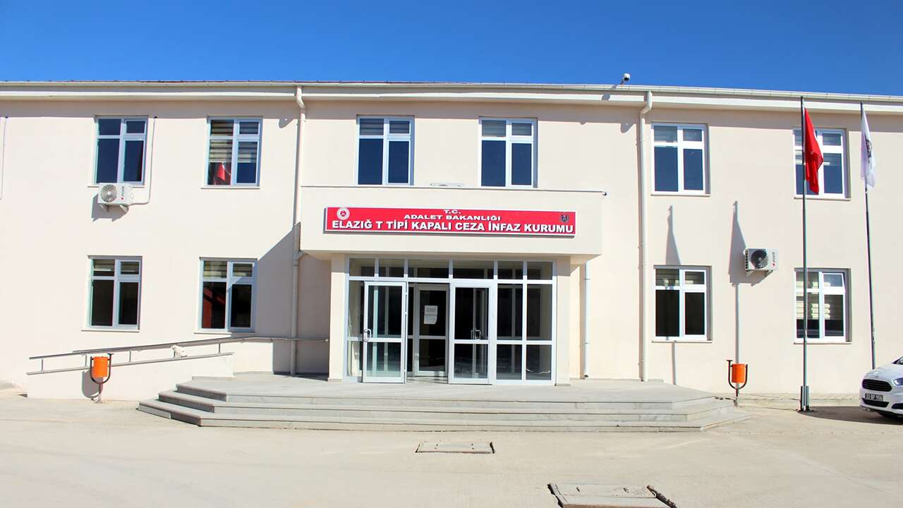 Elazığ Cezaevi'nde yangın: 19 mahkum dumandan etkilendi