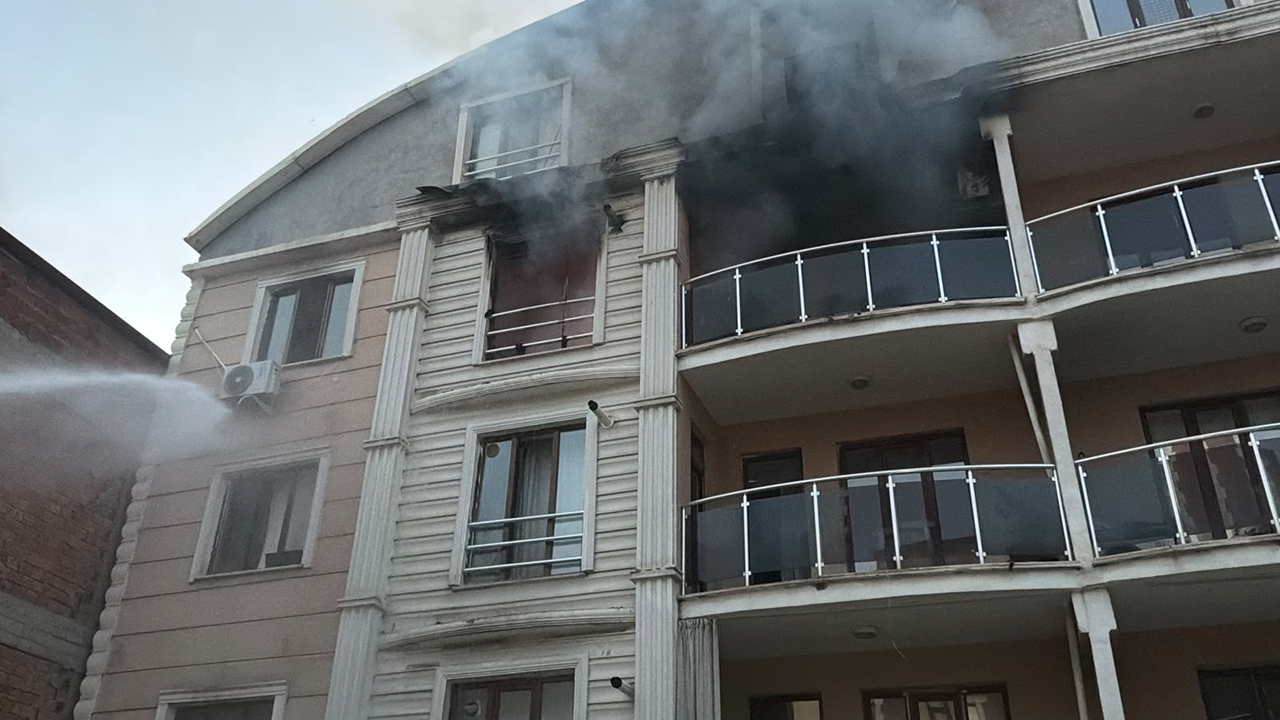 Mikrodalga fırın patladı, evde yangın çıktı