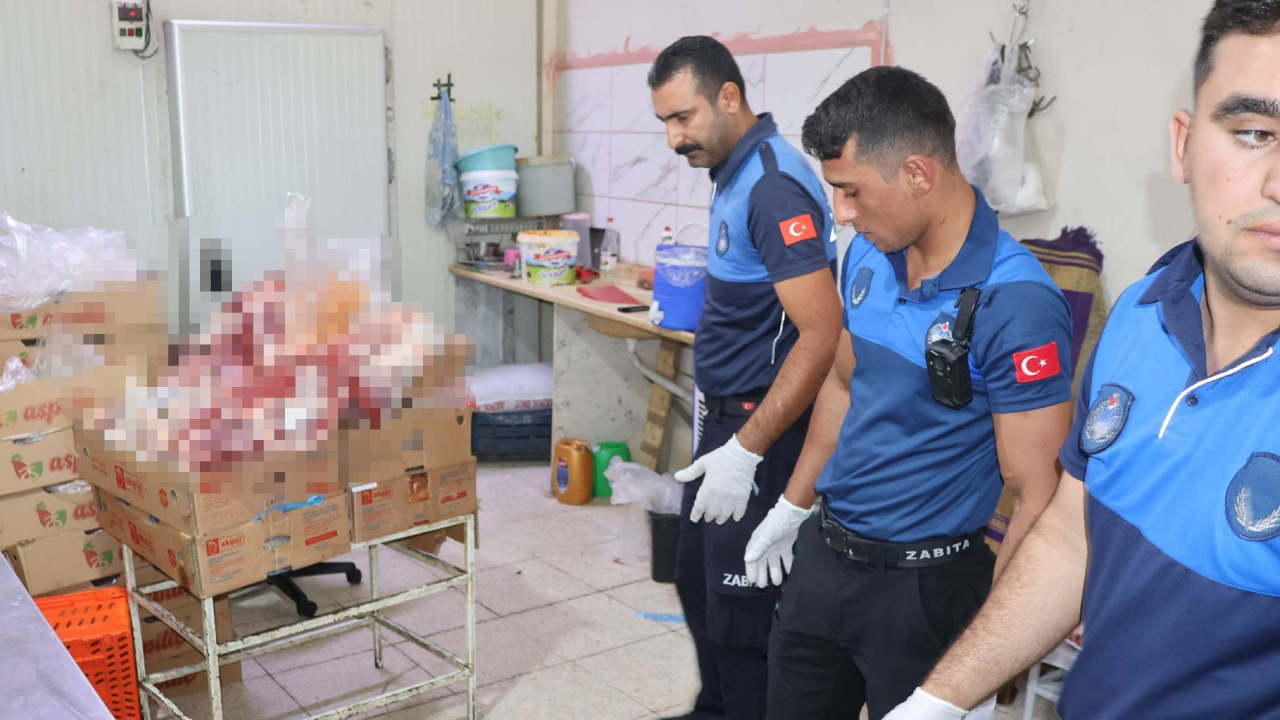Vatandaşa bunları yedireceklerdi! Kasapta 315 kilo kokmuş ve tarihi geçmiş et yakalandı