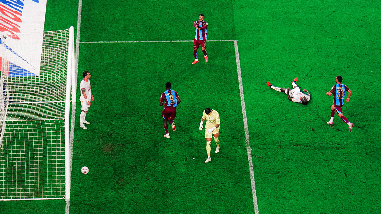 Dev mücadelede Trabzonspor, Galatasaray'ı farklı yendi
