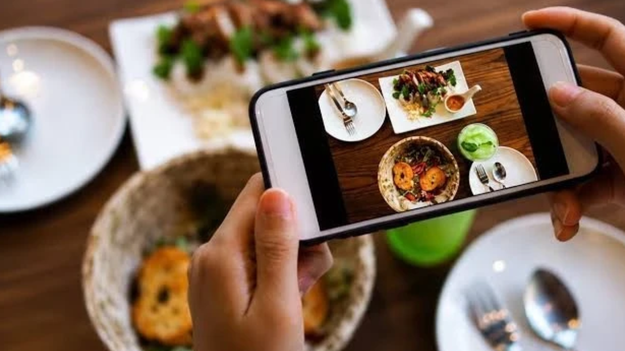 Restoranlarda 'akıllı telefon' şartı: Teslim etmeyene masada yemek yok!