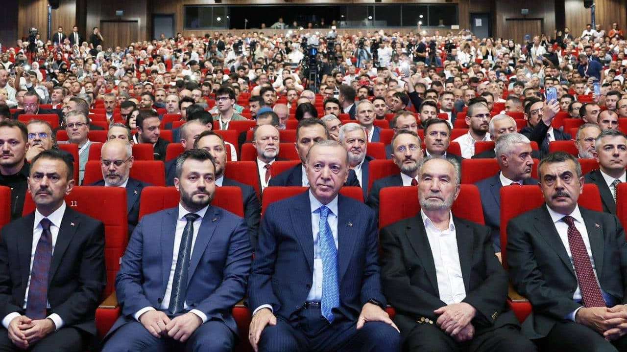 Kışlaya, camiye, okula, mahkemeye siyaset girmemeli! Böyle mi?