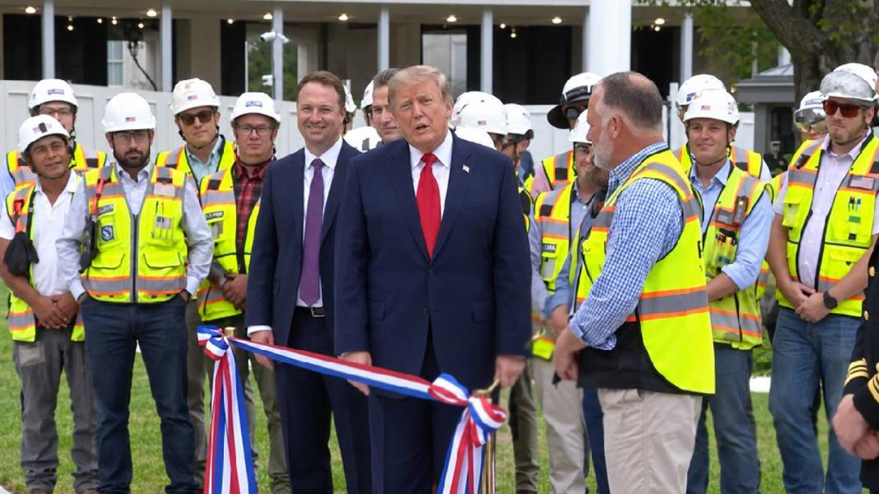 Trump’ın yasaklarına basından ortak tepki: Kanallar kamerayı çekti, açılışta sesi duyulmadı!