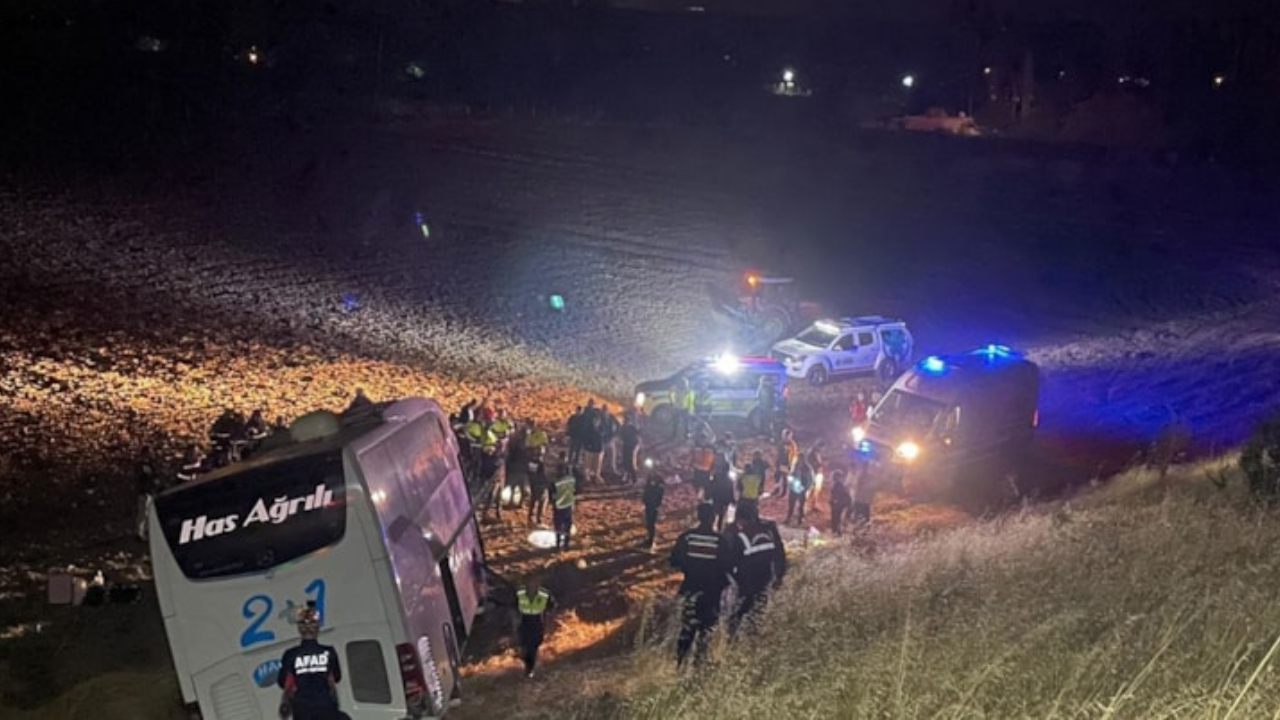 Amasya’da feci kaza! Yolcu otobüsü tarlaya girdi, 24 kişi yaralandı