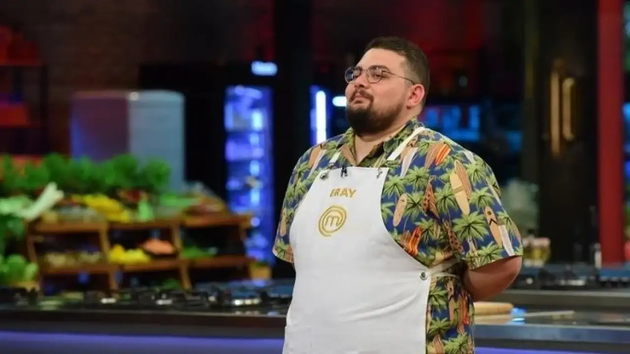 MasterChef Eray siyasete girdi: Partinin genel başkanı rozet taktı