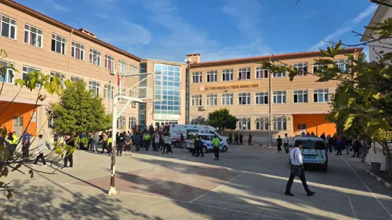 Eğitim sendikaları ve siyasilerden saldırıya tepki: 'Bir eğitim sisteminin bundan daha ağır bir alarmı olabilir mi?'