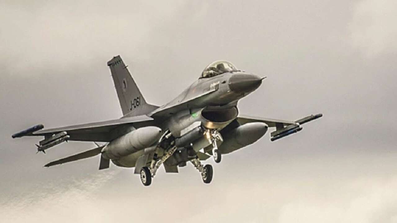 Almanya'da F-16 savaş uçağı düştü