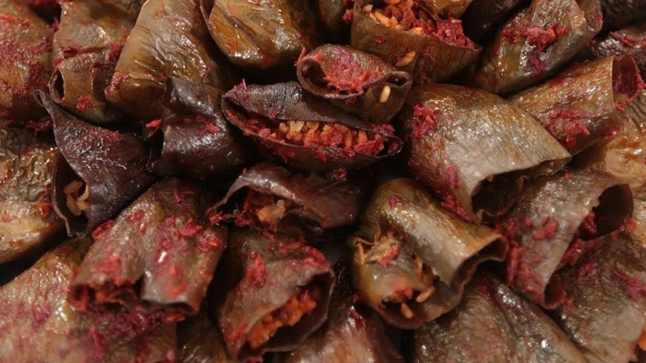 Pişirdiğiniz kuru patlıcan dolmasına lezzet katıyor: Tencerenin üzerinde gezdirin