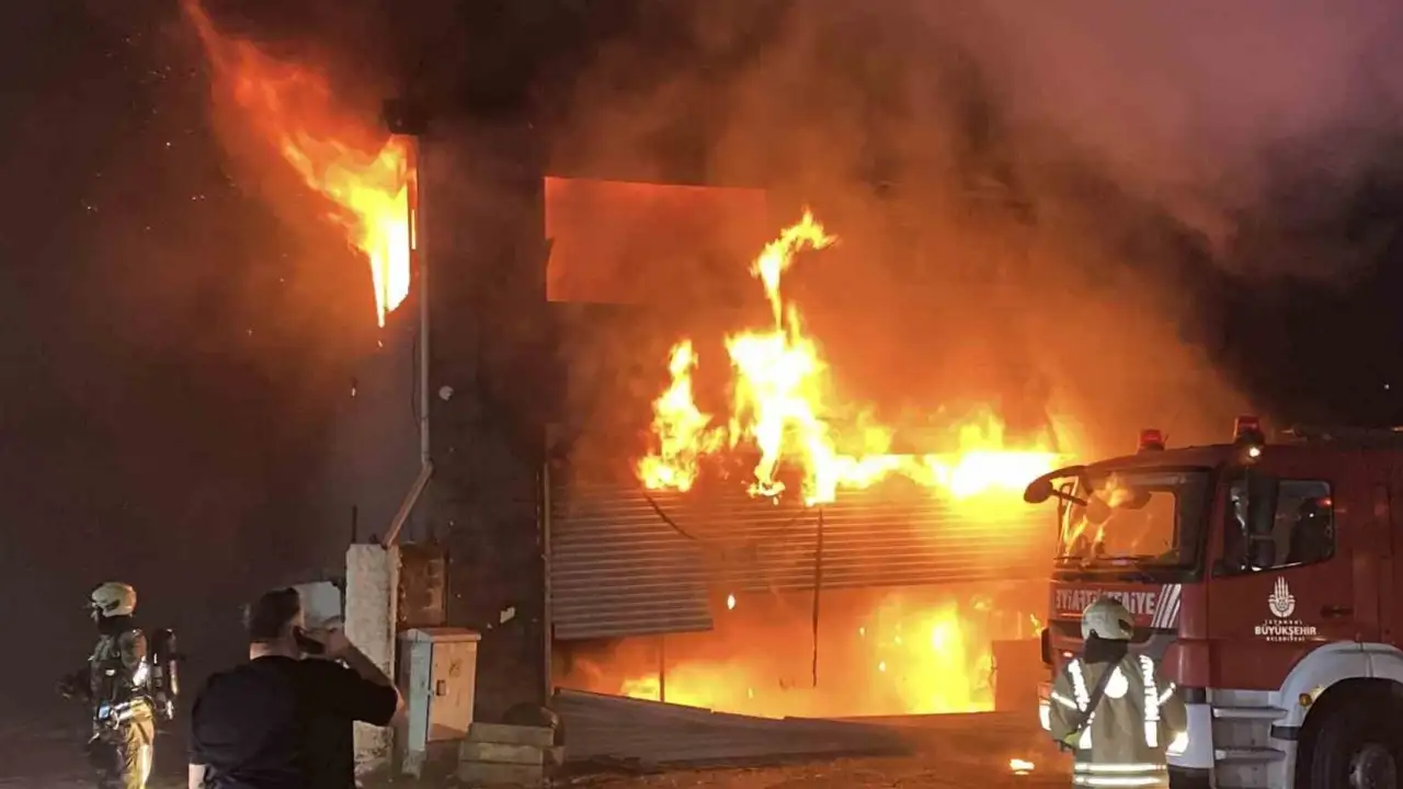 İstanbul’da lastikçide başlayan yangın 6 iş yerine sıçradı