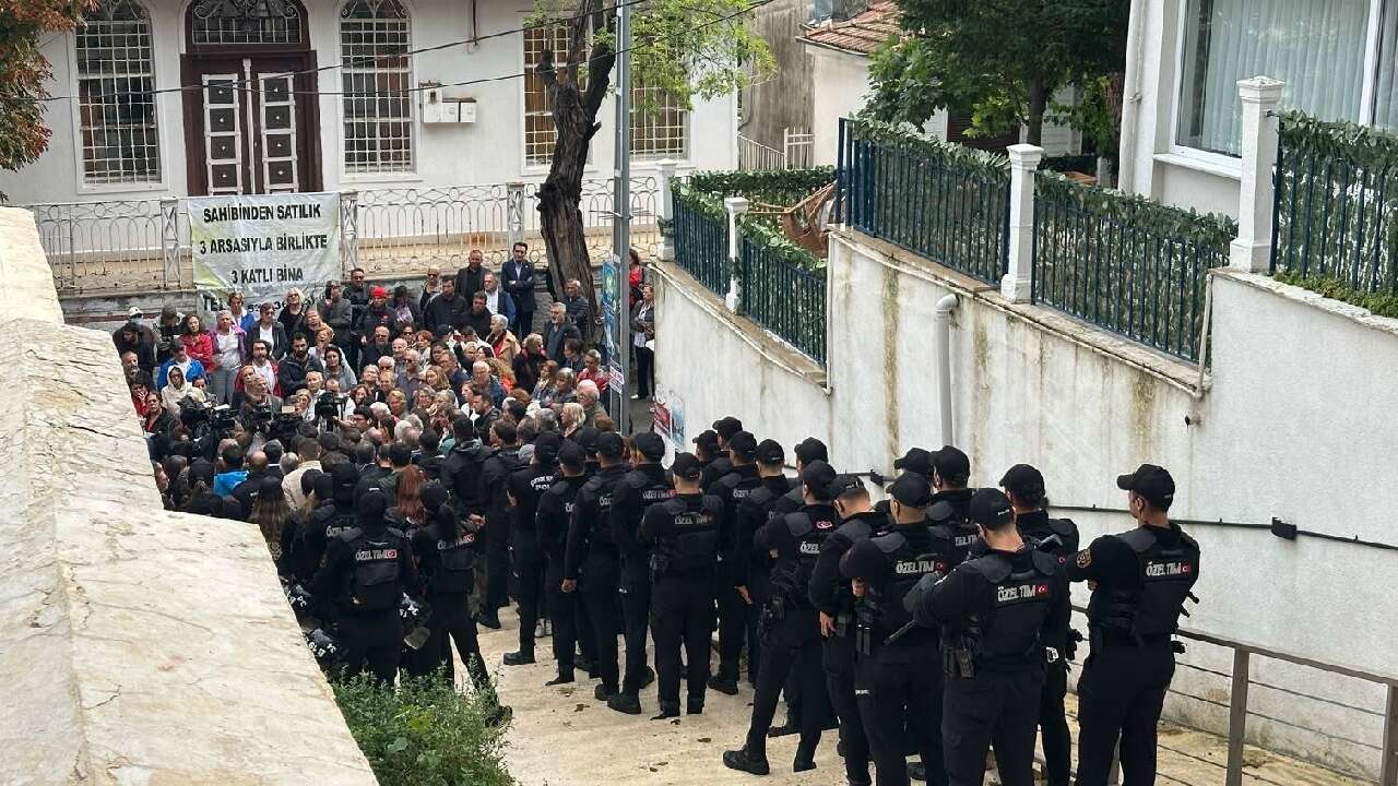 Protesto edilen CHP'li üyelere polis koruması