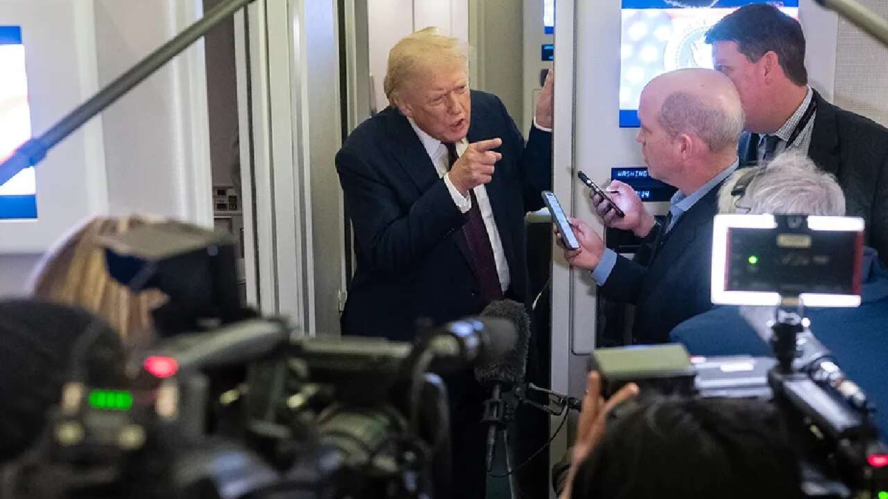 Trump'tan yeni yasak: O medya kuruluşunu uçağa almadılar!
