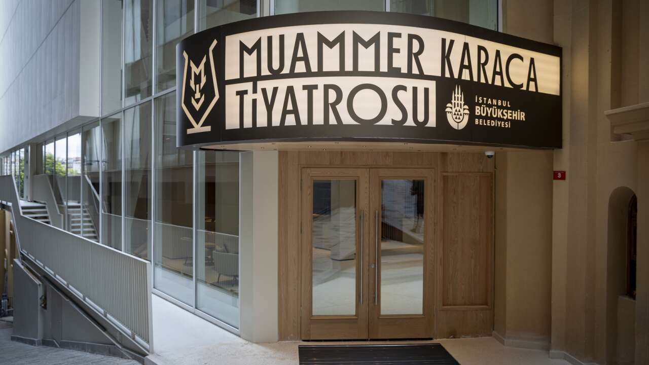 Muammer Karaca Tiyatrosu 14 yıl sonra İstanbullularla buluştu