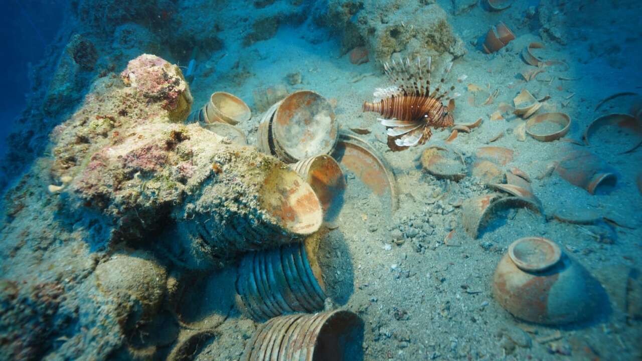 Akdeniz’in derinliklerinden 2 bin 100 yıllık sofra takımı çıktı