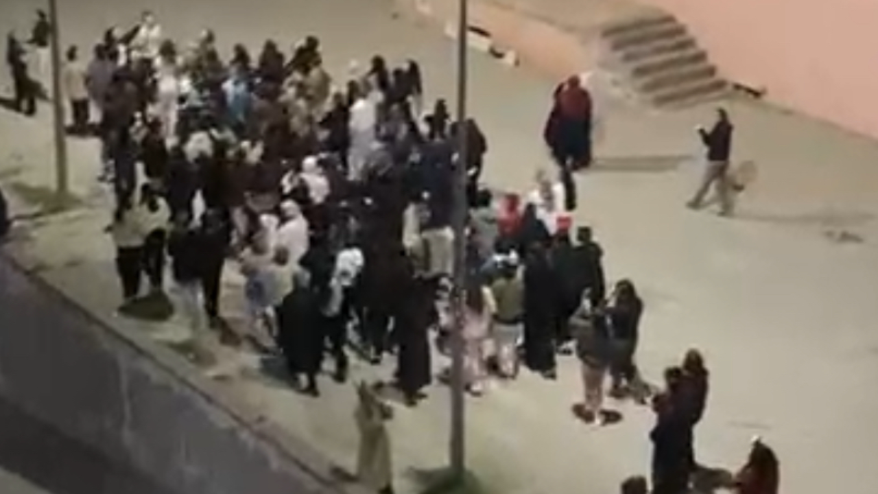 KYK yurdunda kalan öğrenciler su kesintilerini protesto etti