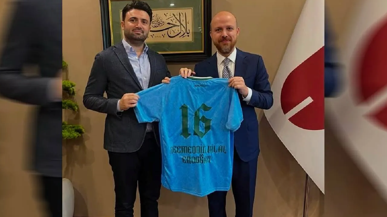 Bursaspor Başkanı'ndan Bilal Erdoğan'a fethin 700. yılına özel forma hediyesi
