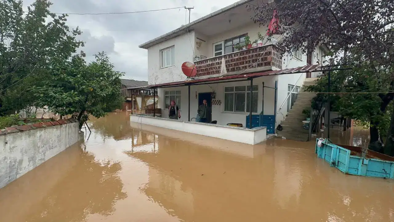 Sakarya'yı sağanak yağış vurdu, dereler taştı