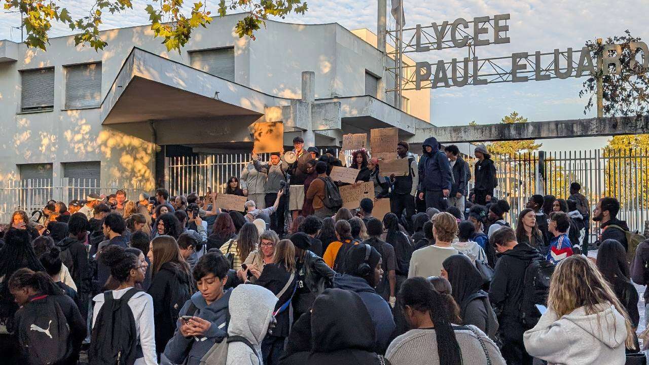 Öğrenciler okul önünde toplanarak dersleri boykot etti