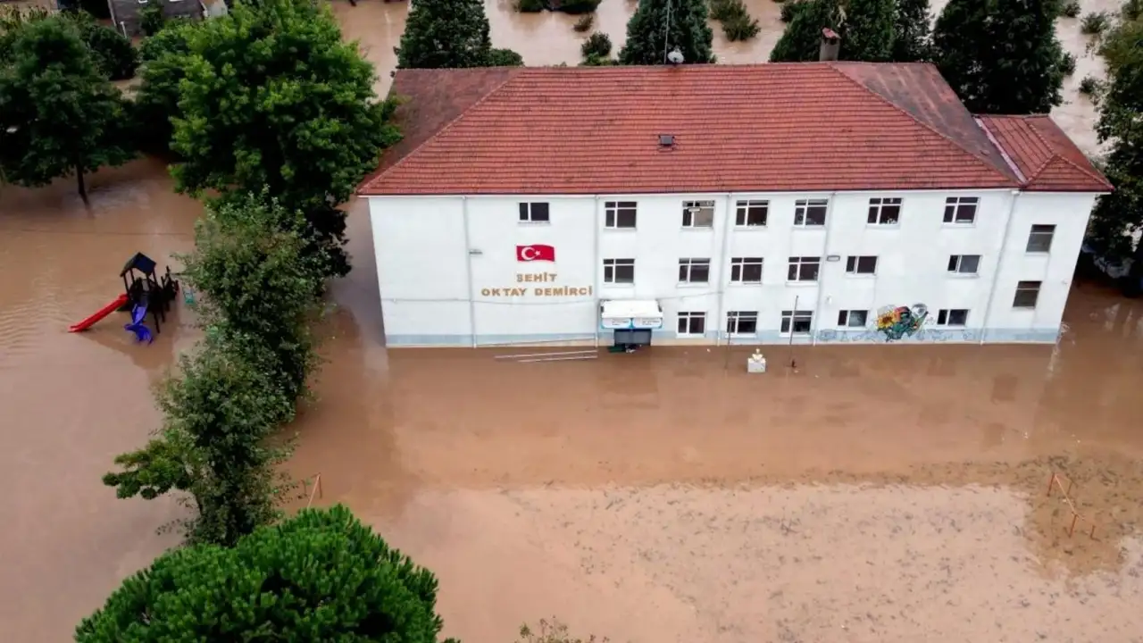 Sakarya’da sel: 18 okul tatil edildi