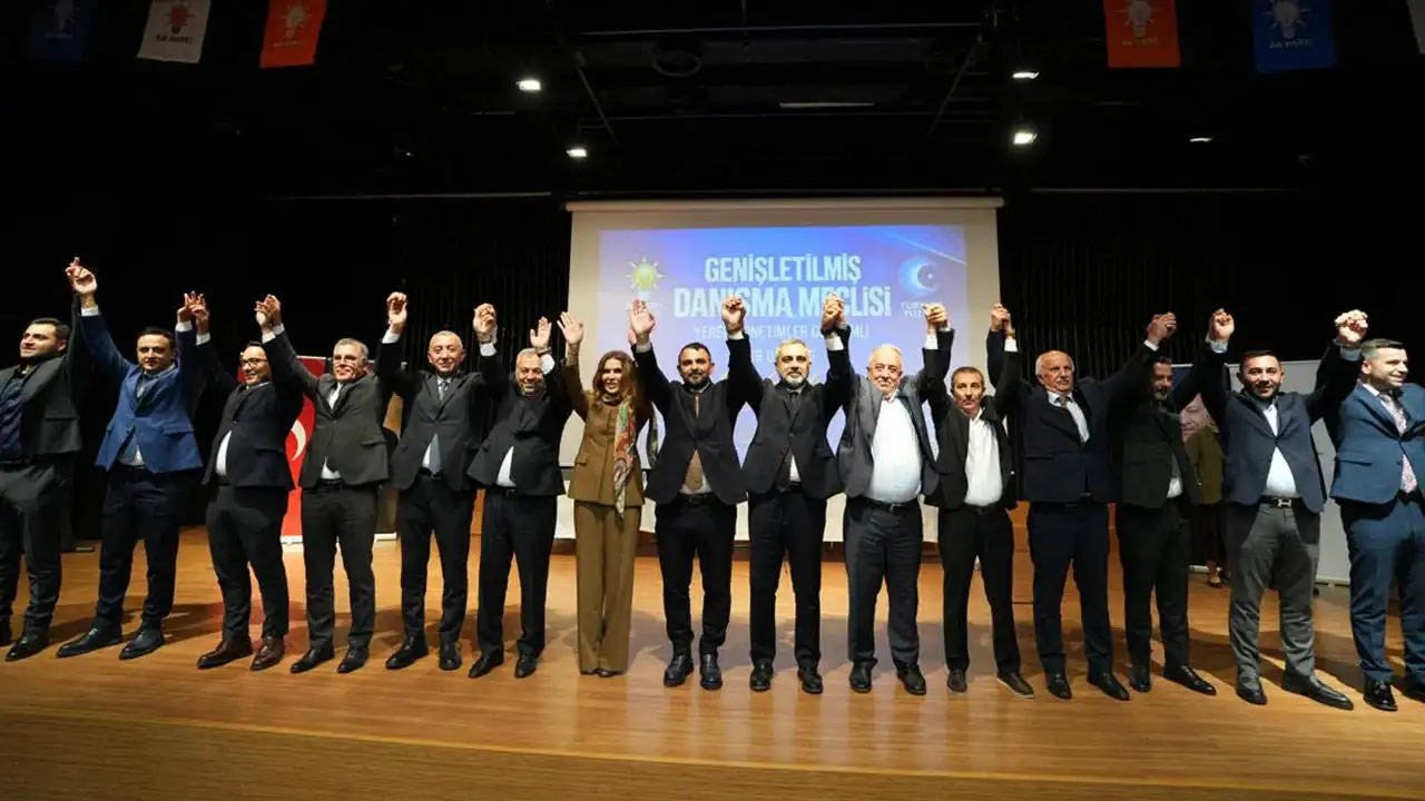 Bu kez Ataşehir’de CHP’li 6 meclis üyesi AK Parti'ye katıldı