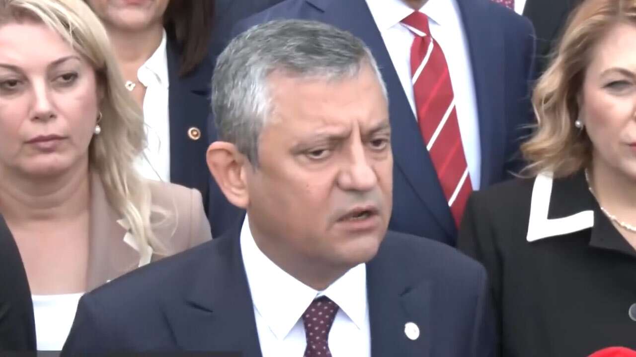 Özgür Özel Meclis’te gazetecilerin sorularını yanıtladı: ‘Asrın dolandırıcılığı ya Erdoğan patronajında oldu ya da…’