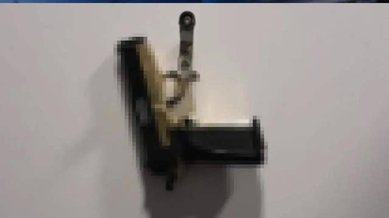 Okul tuvaletinden müdür yardımcısının silahı çıktı!