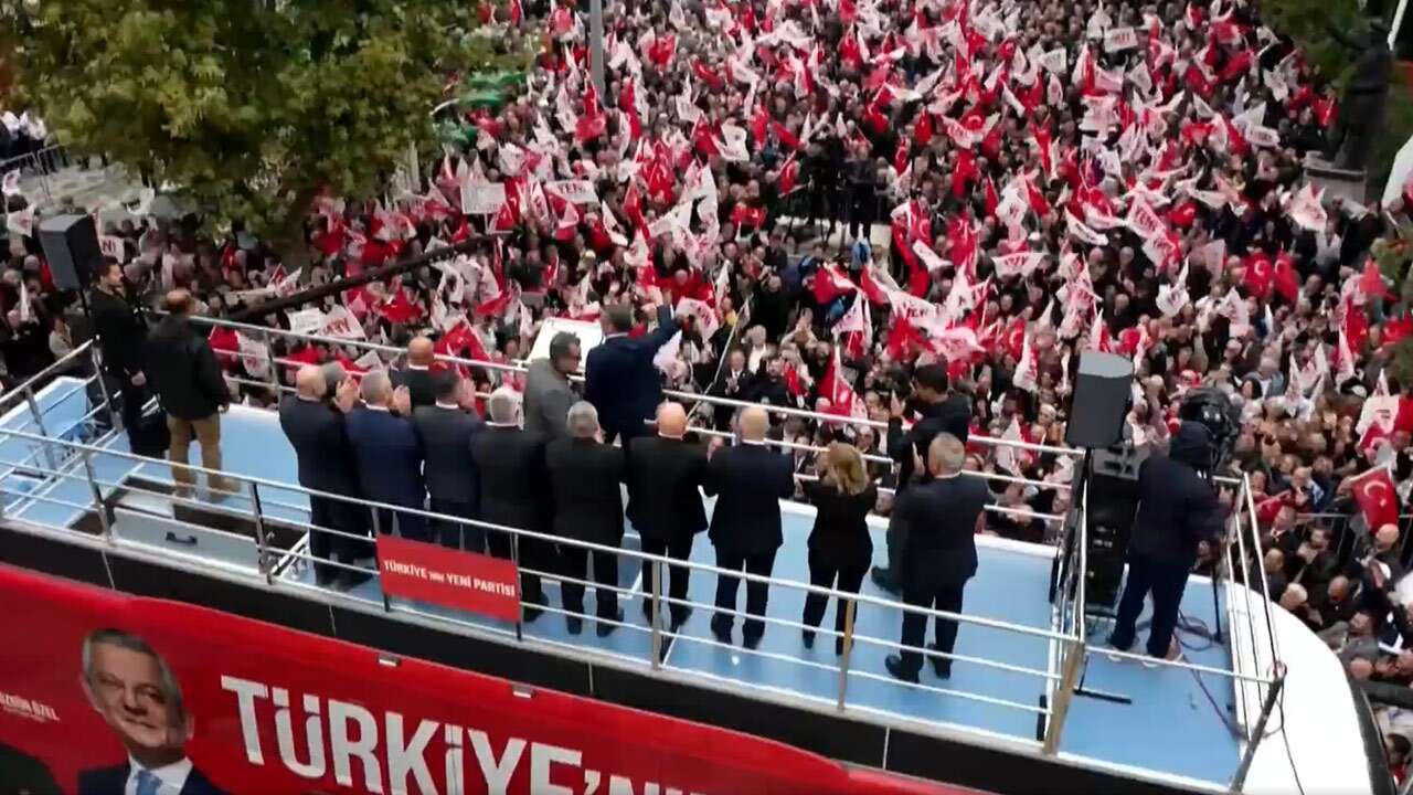 YENİ Parti lideri Özgür Özel Artvin’de: ‘Vatandaşın devlete emanet ettiği parasına çöktüler’