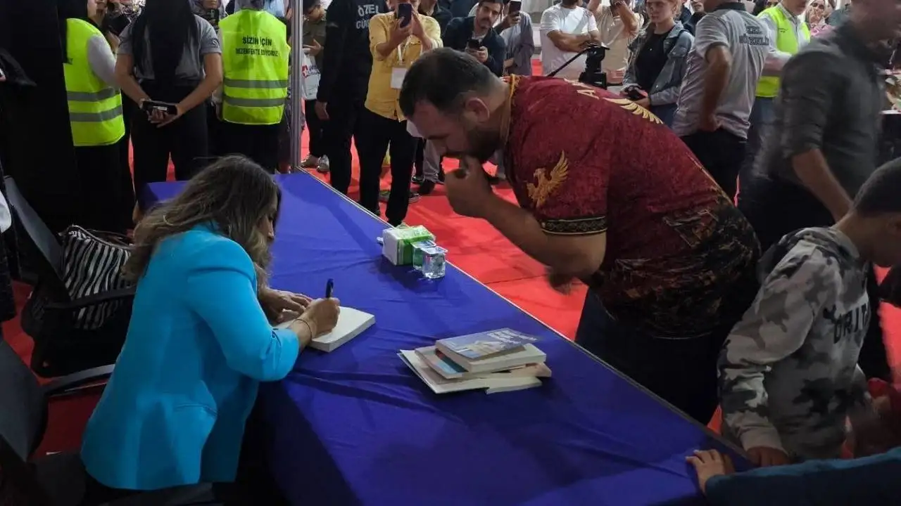 Selahattin Demirtaş’ın kitaplarını eşi imzaladı