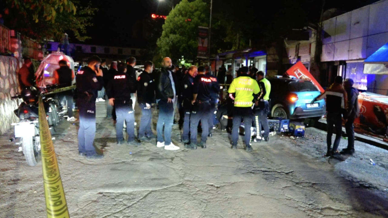 Tunceli'de otomobil büfeye çarptı: 5 yaralı