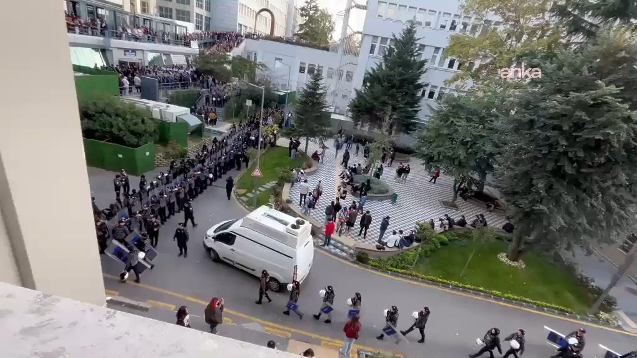 Boğaziçi Üniversitesi’nde zam protestosuna polis engeli: Yemekhane önüne barikat kuruldu!