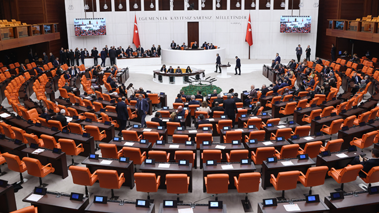 AK Parti yoklamaya girmedi, Meclis kapandı: 'Fon konuşulmasın diye, kaçıp gittiler…'