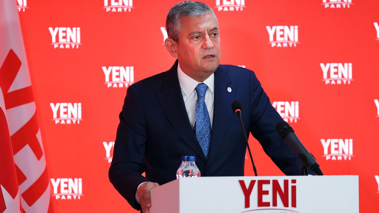 Özgür Özel'den AK Parti'nin 'çiçek açan İzmir' paylaşımına sert tepki: ‘Gavur’ diyenlerin İzmir Marşı merakı manidar!