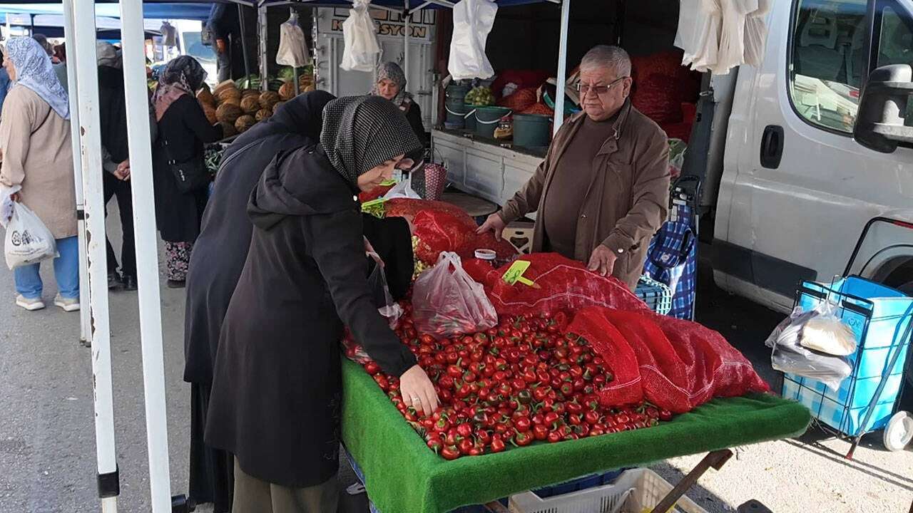 Pazar esnafı da çaresiz pazarı gezen yurttaş da: ‘Pazara gelince 2-3 bin lira gidiyor, taş yiyeceğiz böyle olursa’