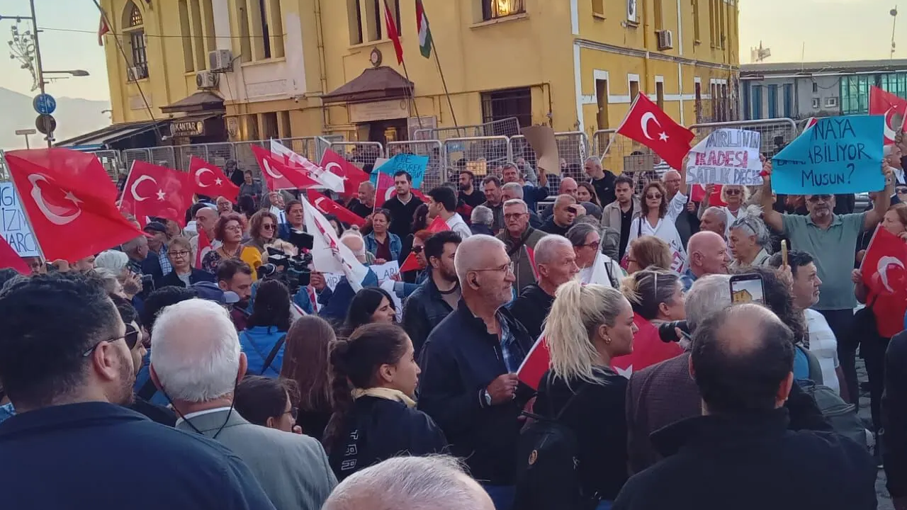 İzmir’de polis ablukasına rağmen 'Cemil Tugay' protestosu: Meydanlar kapatıldı, TOMA’lar dizildi