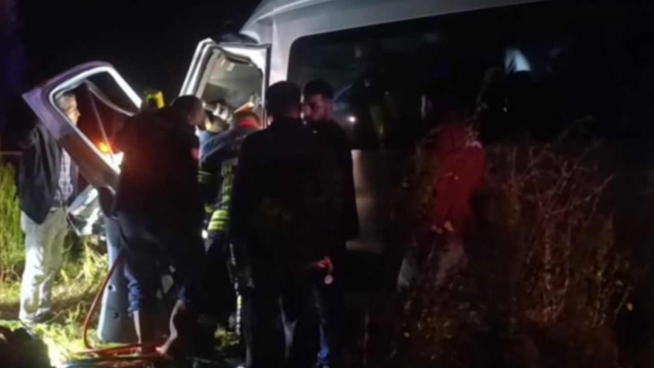 Kayseri’de can pazarı! İki işçi servisi ile kepçe çarpıştı: 1 ölü, 15 yaralı