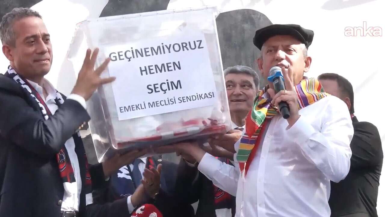 Özgür Özel Mersin’de emeklilerin hazırladığı sandığı kaldırdı
