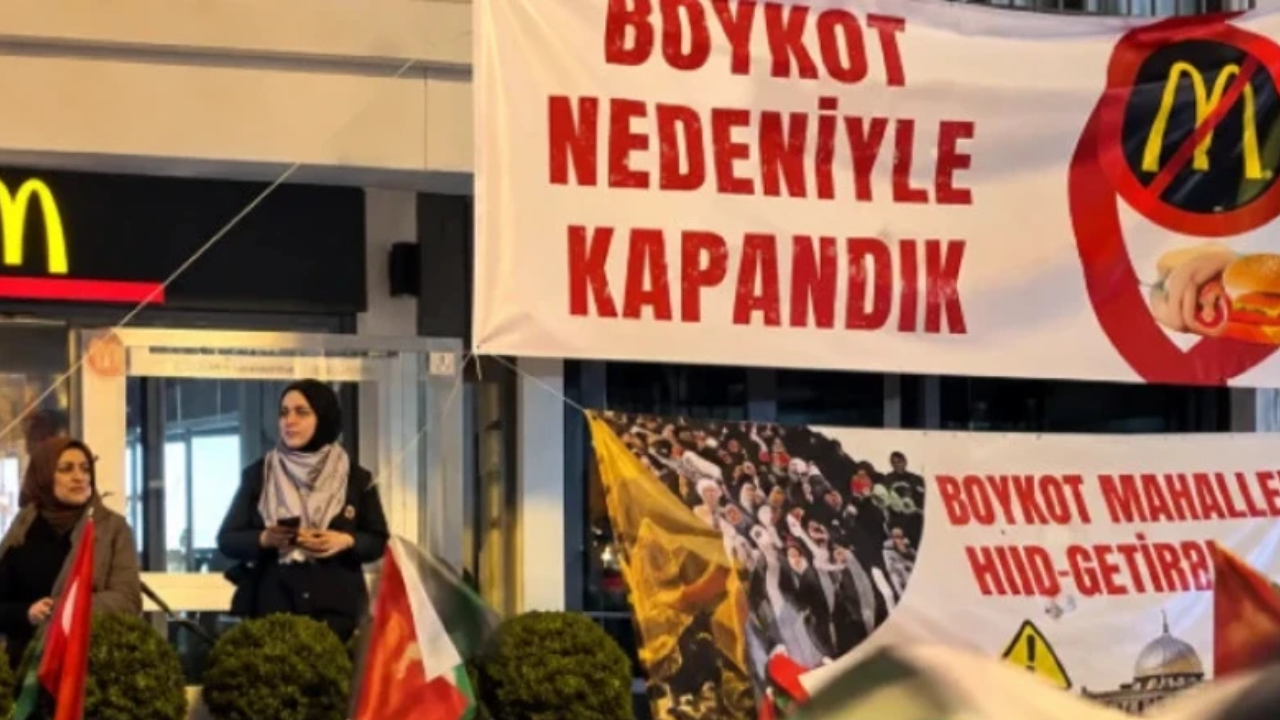 Mühürlenen McDonald's şubesi önünde mehterli kutlama!