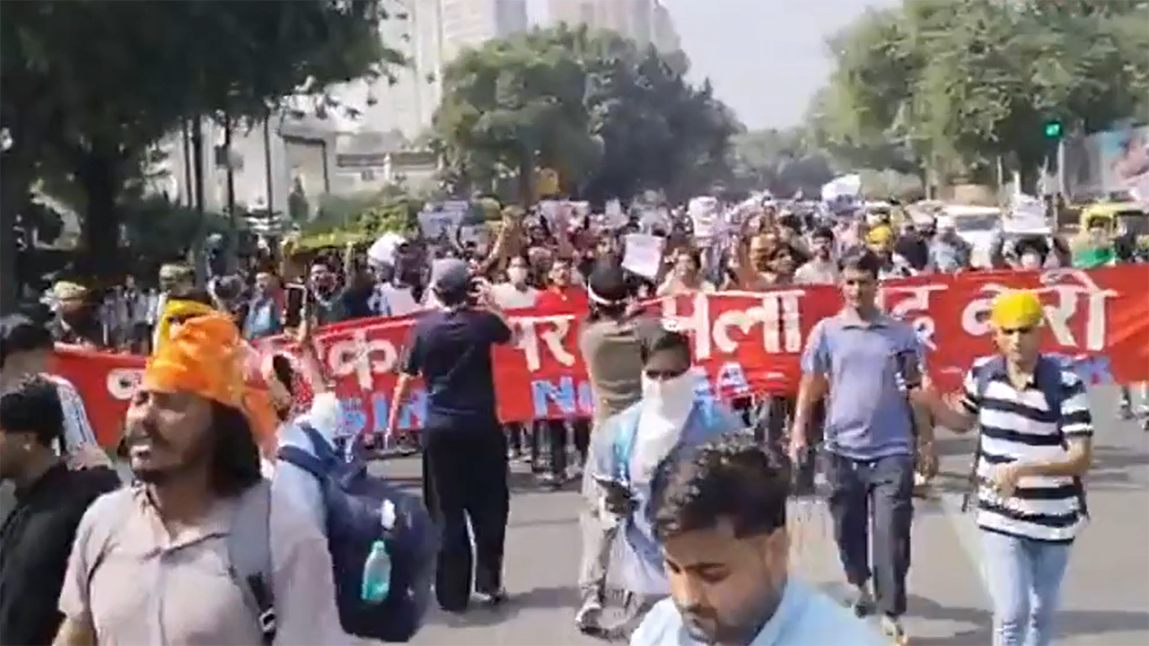 Hindistan'da 'hamam böceği' protestosu: Binlerce kişi gözaltına alındı