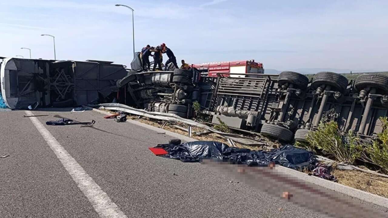 Manisa’da TIR ile otobüs çarpıştı: 4 ölü!