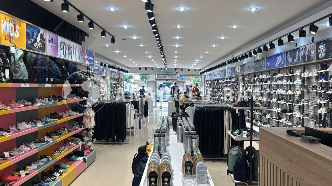 Ayakkabı devinden küçülme kararı: Yüzde 60'a varan indirim başladı!