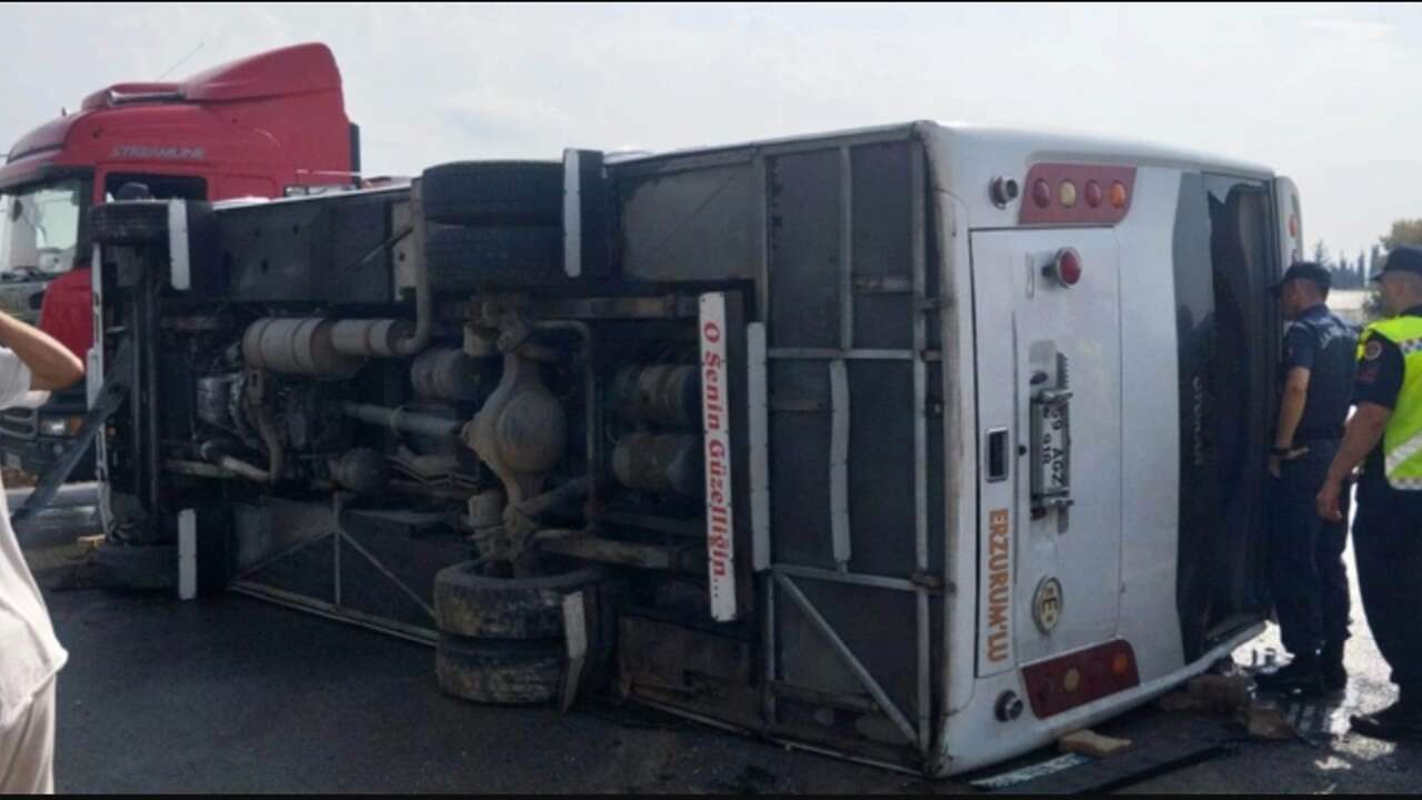 Dün Manisa bugün Antalya: Yine yolcu otobüsü devrildi
