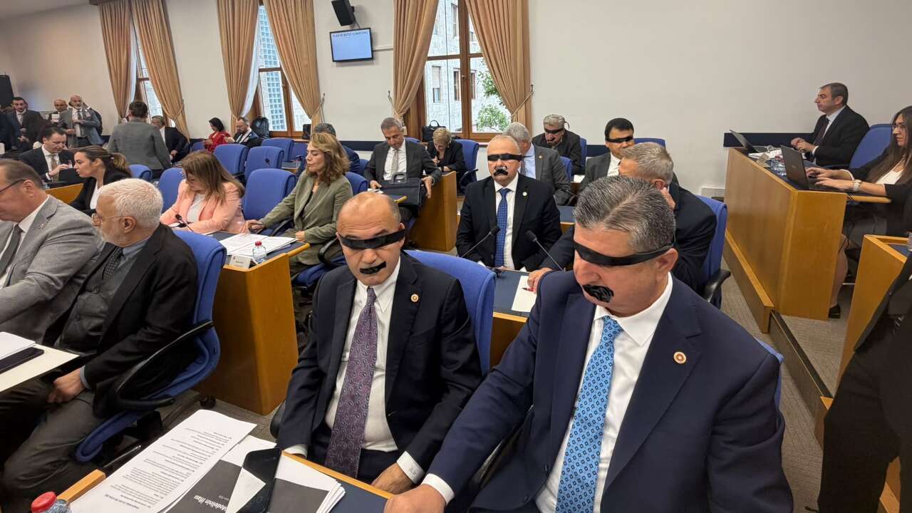 Meclis'te Halk TV protestosu