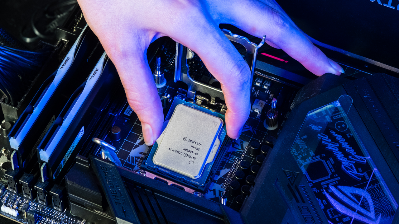 İsrail'deki Intel fabrikasında yangın: Tehlikeli kimyasal alarmı