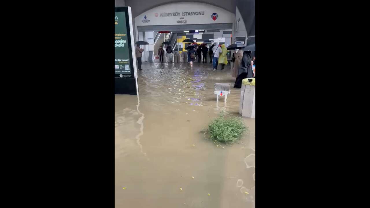 İstanbul'da sağanak: Su baskınları yaşandı, trafik durma noktasına geldi