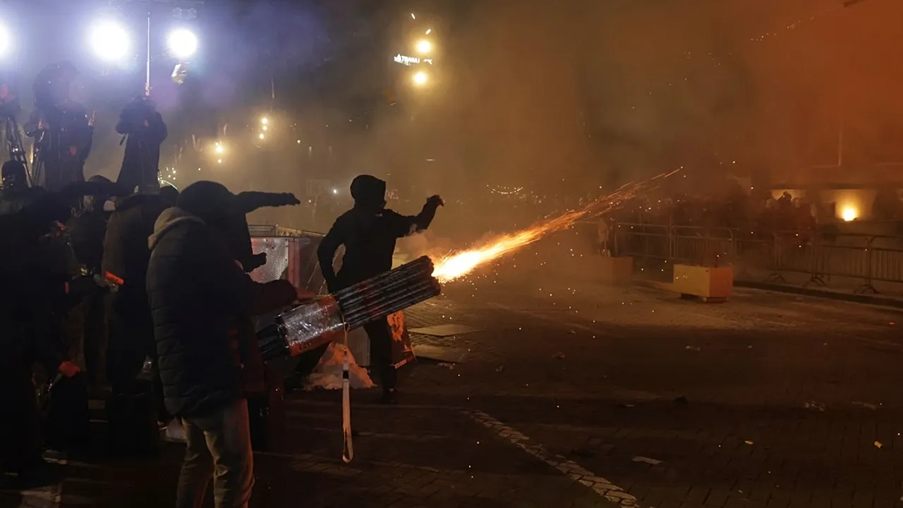 Arnavutluk’ta öğrenci isyanı sokağa taştı: Eğitim Bakanlığı binası ateşe verildi